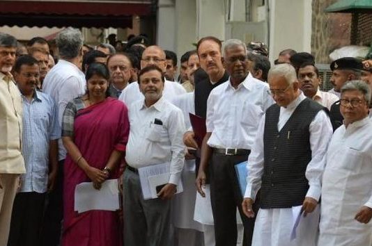 22 विपक्षी दलों ने EVM पर चुनाव आयोग को दिए ये दो सुझाव !