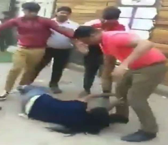 वेतन मांगने पर लड़की की सरेआम पिटाई, वीडियो वायरल