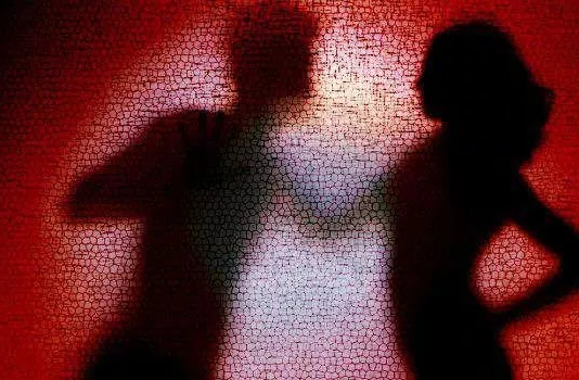 सिर्फ इस बात पर पति ने अपनी पत्नी के साथ की हैवानियत, लोहे की गर्म रॉड से प्राइवेट पार्ट को…