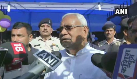 नीतीश कुमार ने किया मतदान, वोटिंग प्रक्रिया पर उठाए सवाल !