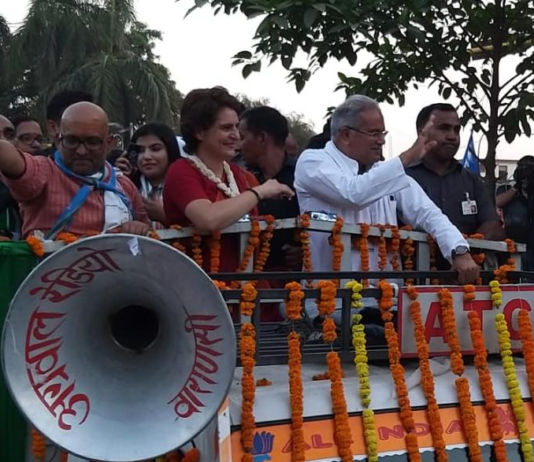 पीएम मोदी के लोकसभा क्षेत्र वाराणसी में प्रियंका गांधी का रोड-शो शुरू, कांग्रेस ने दिखाई ताकत