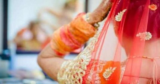 बहू के साथ आपत्तिजनक हालत में पकड़ा गया ब्वॉयफ्रेंड, हुआ ये हाल