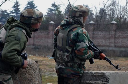 J&K: अनंतनाग में सुरक्षाबलों और आतंकियों के बीच मुठभेड़, 2-3 आतंकियों को घेरा