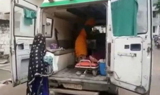 एंबुलेंस में महिला ने दिया तीन बच्चों को जन्म, तीनों की मौत