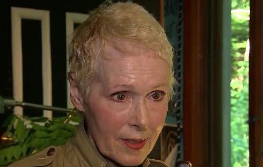 अमेरिकी राष्ट्रपति डोनाल्ड ट्रंप पर लेखिका ने लगाए यौन उत्पीड़न का आरोप !