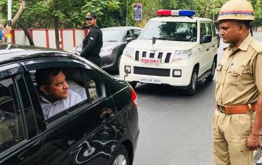 डीजीपी ओपी सिंह ने खुद लिया यातायात नियमों का जायजा, काटे 50 चालान