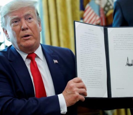 डोनाल्ड ट्रंप ने ईरान पर लगाए कड़े प्रतिबंध, सुप्रीम लीडर को भी नहीं बख्शा