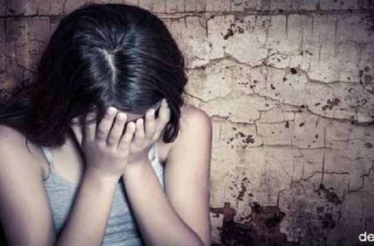 किशोरी को बंधक बनाकर 2 भाईयों ने किया दुष्कर्म, बेहोशी की हालत में मिली