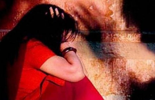 शौच के लिए निकली युवती से गैंगरेप, एक आरोपी गिरफ्तार
