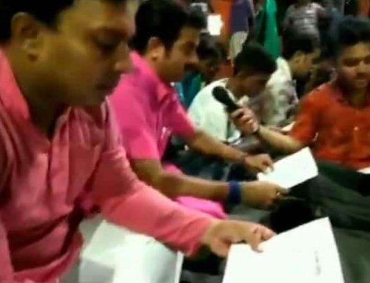 VIDEO: नमाज के विरोध में बीच सड़क पर BJP कार्यकर्ताओं ने पढ़ी हनुमान चालीसा !