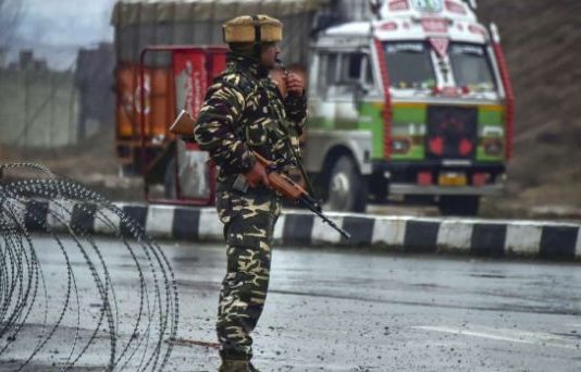 J&K: पुलवामा में सेना के काफिले को आतंकियों ने बनाया निशाना किया IED ब्लास्ट !