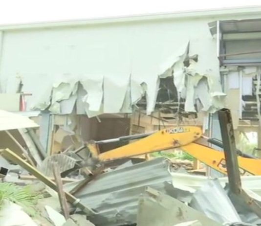 पूर्व CM चंद्रबाबू नायडू के घर पर आधी रात को चली JCB !