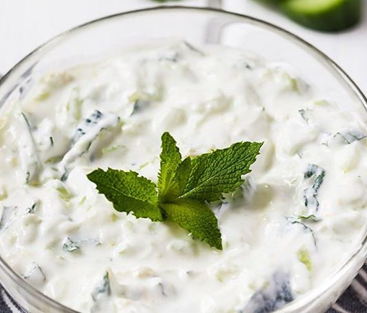 अपने घर में बनाएं कद्दूकस किए हुए खीरे का मीठा रायता, जानें विधि