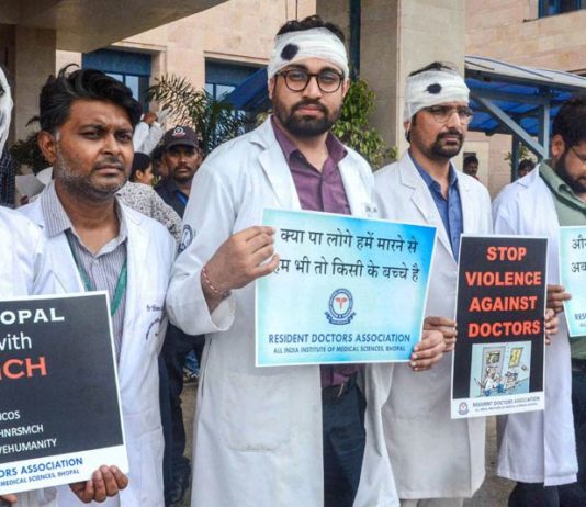 आंदोलनकारी चिकित्सकों ने ममता के प्रस्ताव को ठुकराया, अभी जारी रखेंगे प्रदर्शन