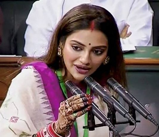 मांग में सिंदूर, हाथों में मेहंदी लगाकर संसद पहुंचीं नुसरत जहां, बांग्ला में ली शपथ