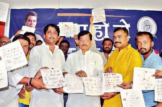 युवा कांग्रेसियों ने खून से लिखा खत, राहुल गांधी से अध्यक्ष बने रहने की मांग