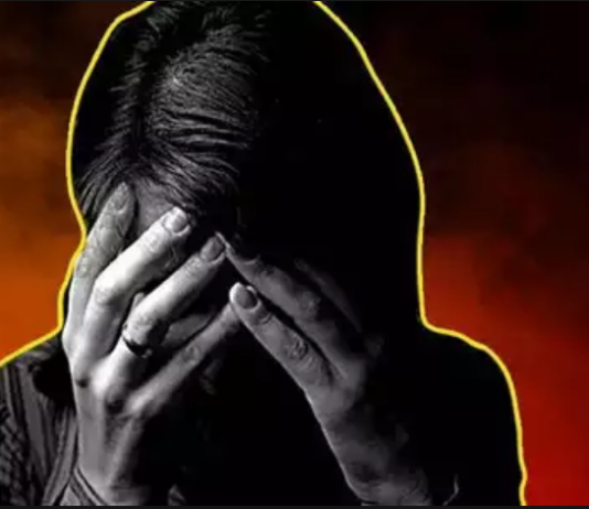 मां नशीली दवा खिलाकर करवाती है देह व्यापार, पुलिस से रोकर छात्रा ने बयां किया दर्द