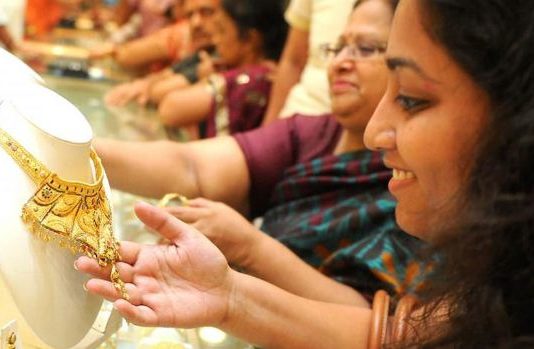 सस्ता हुआ सोना तो चांदी में आया उछाल, जानें 10 ग्राम गोल्ड के दाम