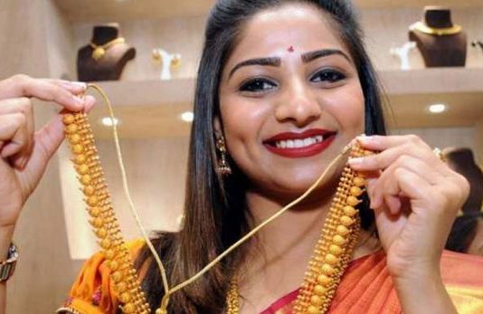 सोना-चांदी की कीमतों में आई गिरावट, जानें आज के 10 ग्राम गोल्ड के दाम