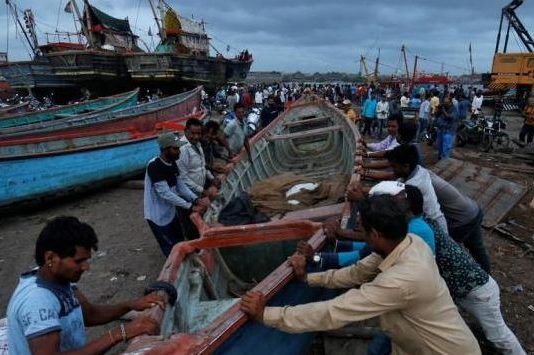 Vayu Cyclone से निपटने को नौसेना तैयार, 3 लाख लोगों को सुरक्षित जगह पहुंचाया गया