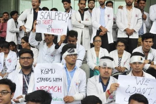 डॉक्टरों ने खत्म की हड़ताल, ममता बनर्जी ने सुरक्षा का दिया भरोसा