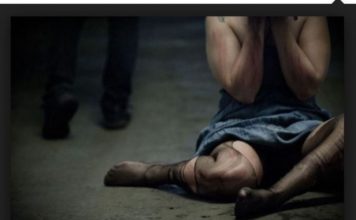 मुंह दबाकर अपने कमरे में ले गया पुलिस वाला, फिर किया रेप