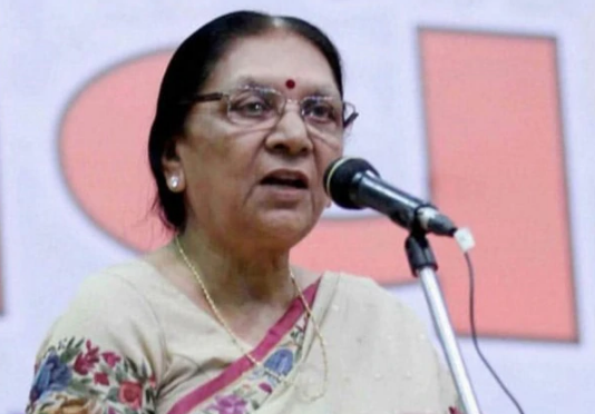 लखनऊ पहुंची आनंदीबेन पटेल, 12:30 बजे लेंगी गवर्नर पद की शपथ !