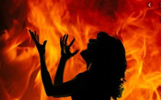 यूपी: पति ने पीट-पीट कर पत्नी को किया अधमरा, फिर जलाकर मार डाला