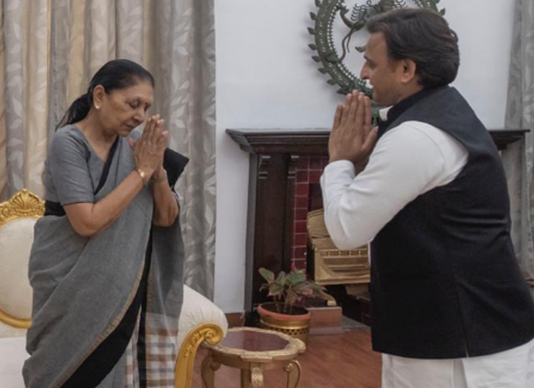 यूपी की नई राज्यपाल आनंदी बेन पटेल से मिले अखिलेश यादव !