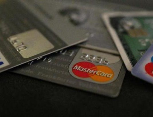 इस बैंक के ग्राहको को लगा बड़ा झटका, नाले में पड़े मिले एटीएम कार्ड्स