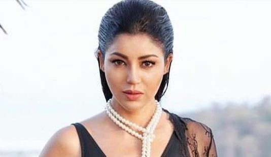 ब्लैक बिकिनी में नजर आई एक्ट्रेस, तो पति बोले- अब घर वापस आ जाओ !