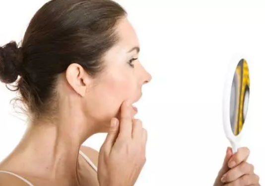 चेहरे के अनचाहे बालों से हैं परेशान, तो इस आसान टिप्स के जरिए पाएं छुटकारा