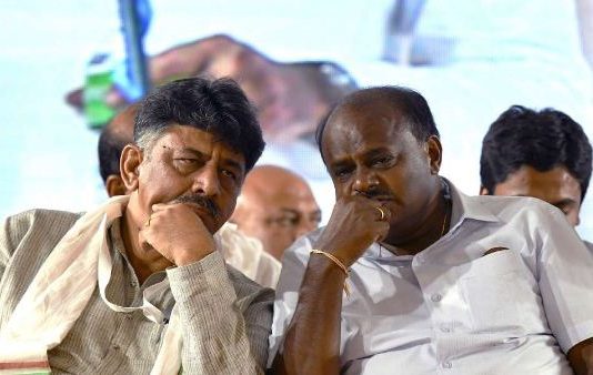 कर्नाटक संकट: मुंबई में ठहरे कांग्रेस-JDS के 10 बागी MLAs से नहीं मिल सके शिवकुमार