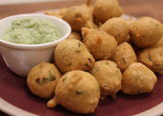 बरसात के मौसम में घर पर बनाएं चटपटी दाल की पकौड़ी, जानें विधि