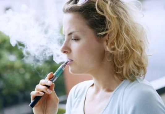 आप भी पीते हैं Electronic cigarette तो बज गयी है खतरे की घंटी !