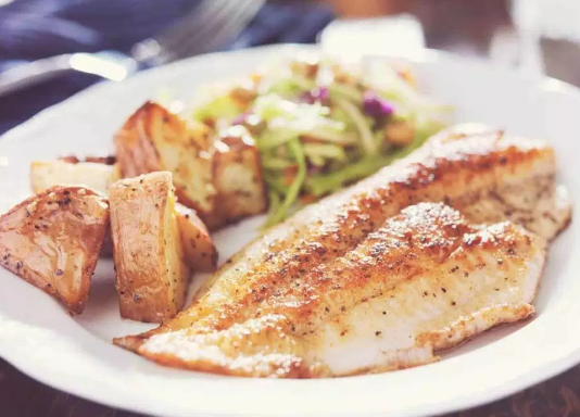 कैंसर जैसी जानलेवा बिमारी से निपटने के लिए मछली है लाभदायक, सिर्फ जान लें सेवन का तरीका