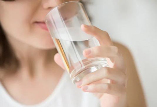 ग्लोइंग त्वचा के लिए पीते हैं ज्यादा पानी तो हो जाएं सावधान !