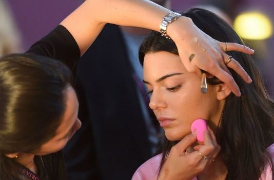 चेहरे के बालों से परेशान हैं तो एक बार जरुर अपनाएं ये आसान घरेलू नुस्खे