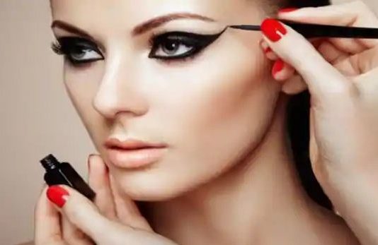 काजल लगाते समय लड़कियों की ये गलतियां, कर देंगी आपका पूरा लुक खराब