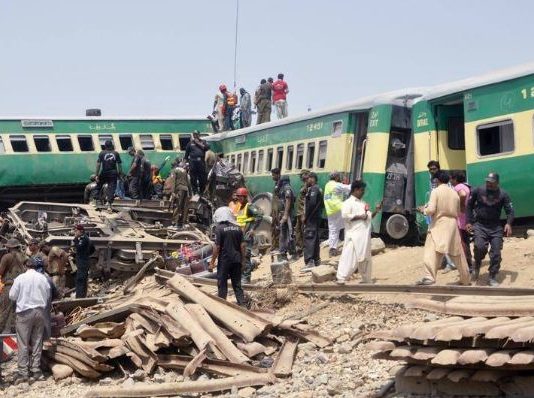 ‘कंगाल’ पाकिस्तान में रेलवे की हालत खस्ता, 150 साल पुराने रेलवे पटरी के भरोसे ट्रेन