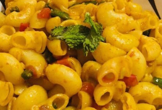 बच्चों को इंप्रेस करने के लिए घर पर बनाएं शेज़वान मैकरोनी