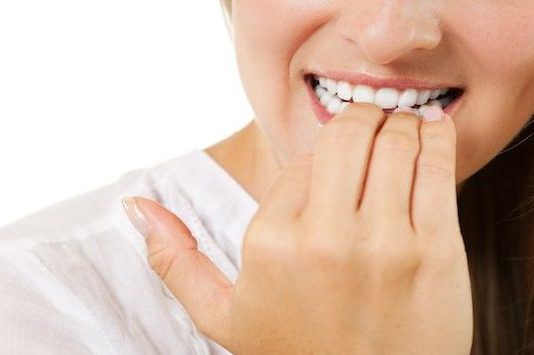 नाखून चबाने की है आदत तो हो जाएं सावधान, हो सकती है ये जानलेवा बीमारी