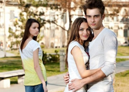 पार्टनर आपको दे रहा है धोखा तो ऐसे पहचानें, हो जाएं सतर्क