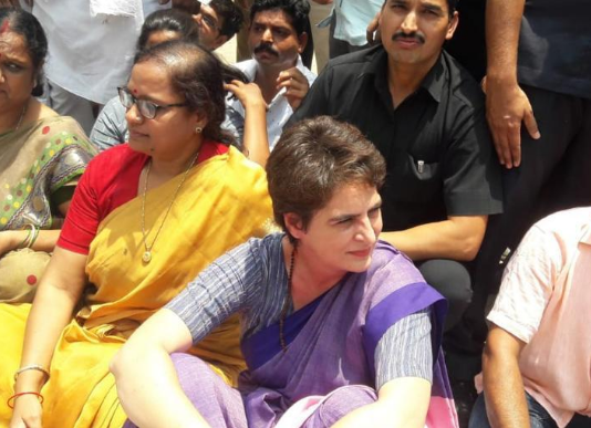 धरने पर बैठीं प्रियंका गांधी वाड्रा, कहा- सोनभद्र के पीड़ितों से मिले बिना नहीं जाऊंगी