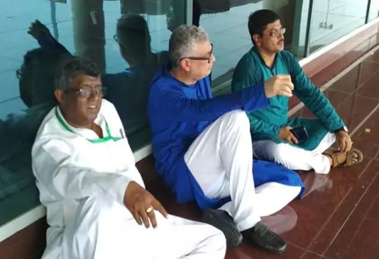 सोनभद्र हत्याकांड के पीड़ितों से मिलने जा रहे TMC नेताओं को पुलिस ने हिरासत में लिया !