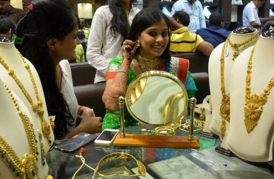 सोना-चांदी की कीमत में आई गिरावट, जानें 10 ग्राम गोल्ड के दाम