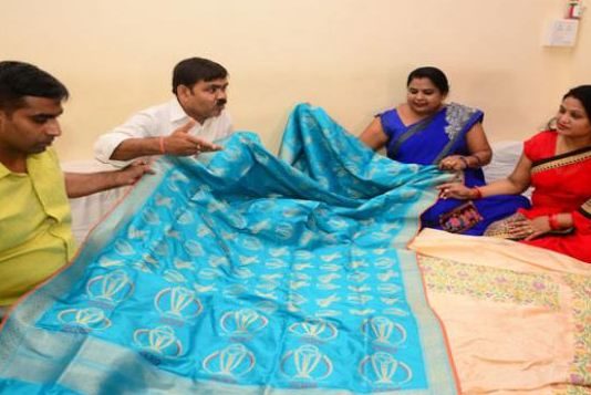 टीम कोहली के लिए बनाया गया बनारसी साड़ी पर World Cup