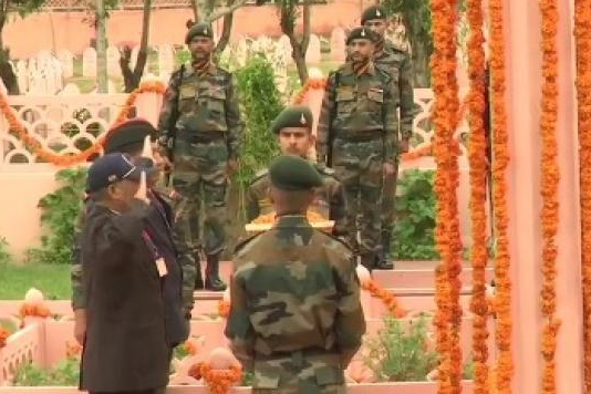 Vijay Diwas: मां भारती के वीर सपूतों को पीएम मोदी ने किया नमन, शेयर की ये तस्वीरें