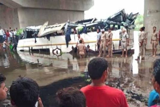 UP: यमुना एक्सप्रेस-वे पर दर्दनाक हादसा: रेलिंग तोड़ 30 फुट गहरे नाले में गिरी बस, 29 की मौत !
