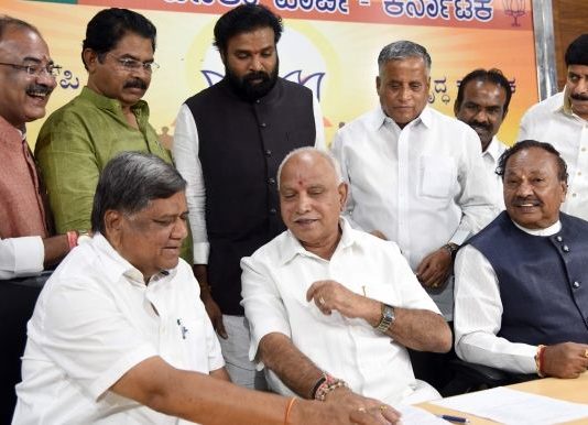 कर्नाटक संकट: येदियुरप्पा के आवास पर BJP नेताओं का जमावड़ा, मुंबई में ही रहेंगे कांग्रेस के बागी विधायक